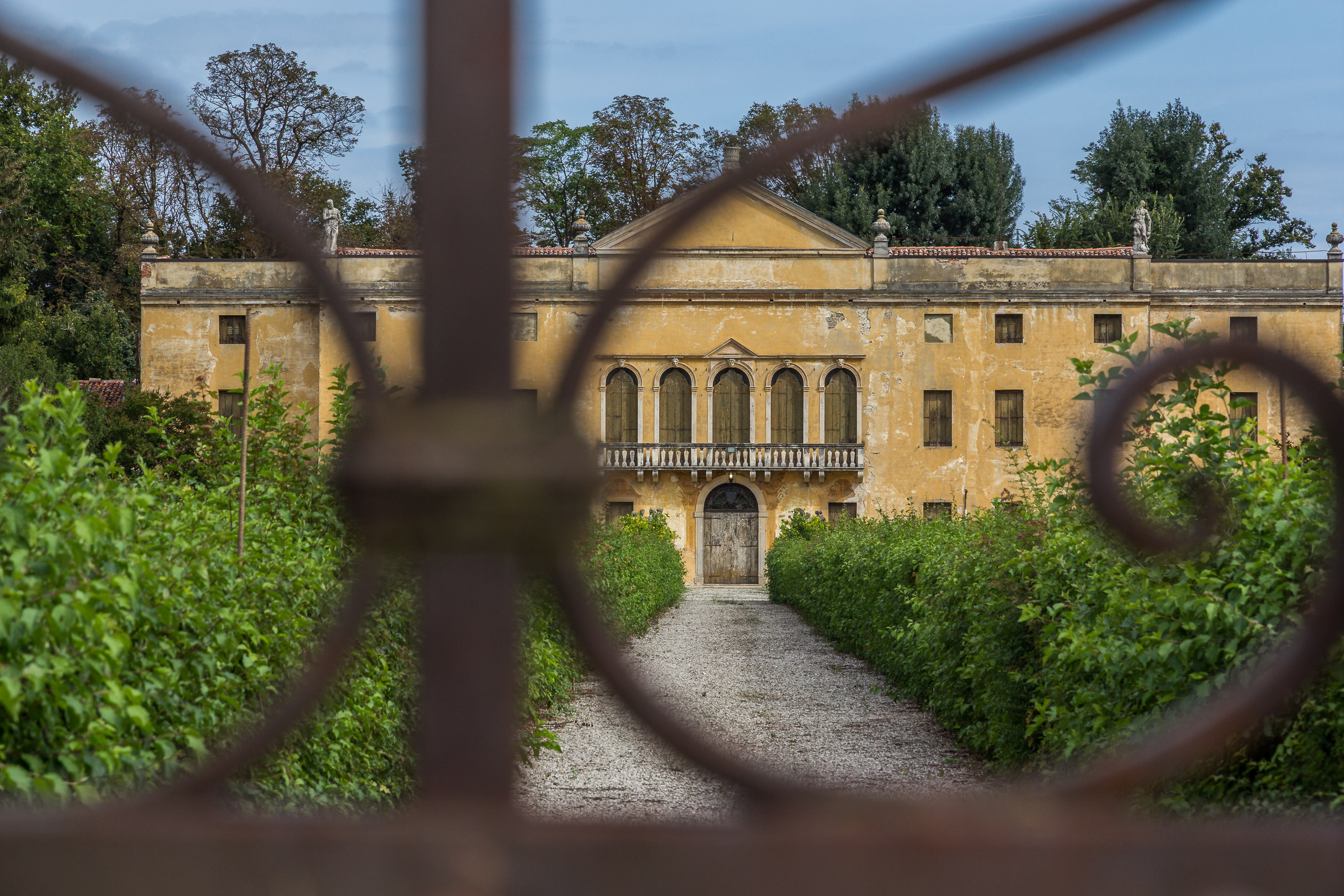Verwunschene Villa hinter dem Gartentor in den Colli Euganei
